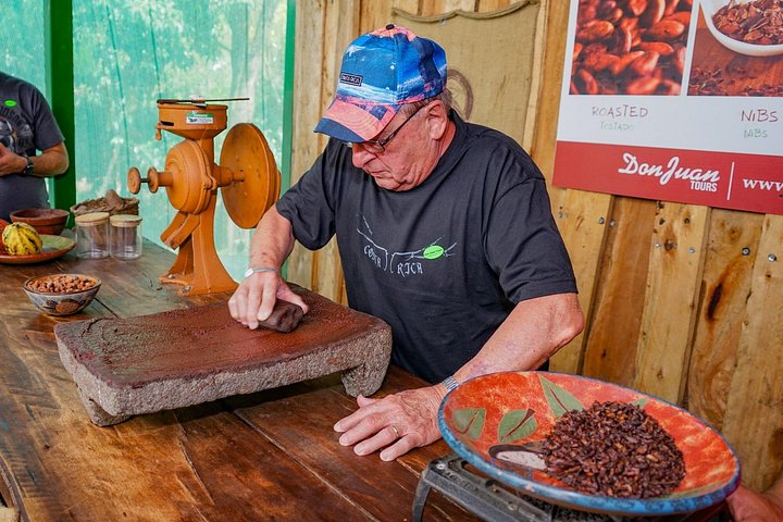 Turister lærer om produksjon av kaffe, sjokolade og sukkerrør i Monteverde, Costa Rica, foto 9 | wizardtrip