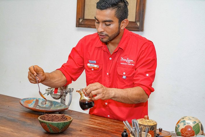 Turister lærer om produksjon av kaffe, sjokolade og sukkerrør i Monteverde, Costa Rica, foto 10 | wizardtrip