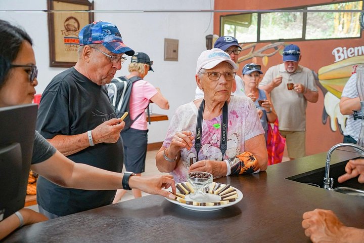 Turister lærer om produksjon av kaffe, sjokolade og sukkerrør i Monteverde, Costa Rica, foto 11 | wizardtrip