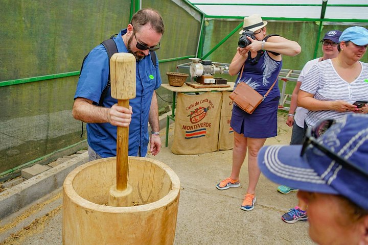 Turister lærer om produksjon av kaffe, sjokolade og sukkerrør i Monteverde, Costa Rica, foto 18 | wizardtrip