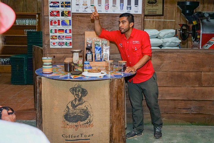 Turister lærer om produksjon av kaffe, sjokolade og sukkerrør i Monteverde, Costa Rica, foto 19 | wizardtrip