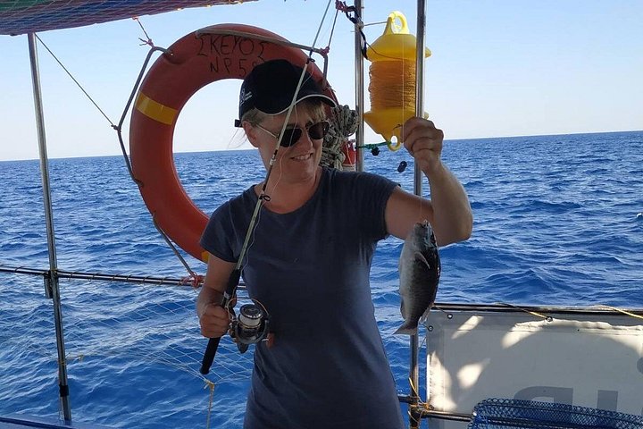 Excursión en barco de pesca tradicional en Rodas, Grecia, con pesca, natación y barbacoa a bordo, foto 8 | wizardtrip