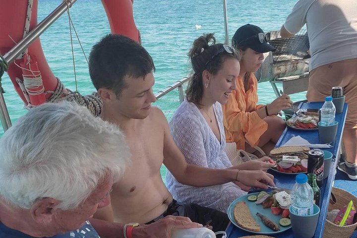 Excursión en barco de pesca tradicional en Rodas, Grecia, con pesca, natación y barbacoa a bordo, foto 16 | wizardtrip