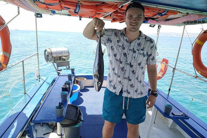 Excursión en barco de pesca tradicional en Rodas, Grecia, con pesca, natación y barbacoa a bordo, foto 17 | wizardtrip