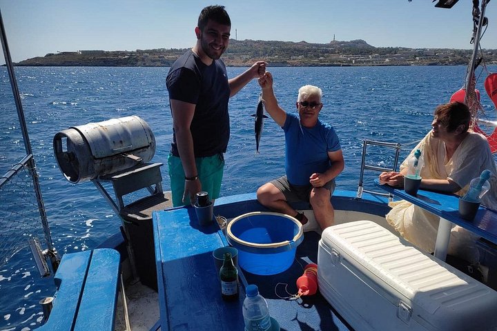 Excursión en barco de pesca tradicional en Rodas, Grecia, con pesca, natación y barbacoa a bordo, foto 35 | wizardtrip