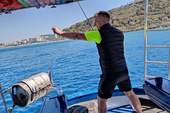 Excursión en barco de pesca tradicional en Rodas, Grecia, con pesca, natación y barbacoa a bordo, foto 41 | wizardtrip