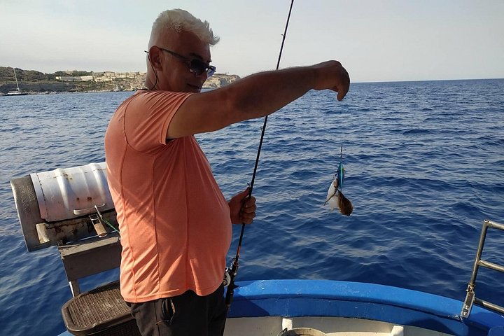 Excursión en barco de pesca tradicional en Rodas, Grecia, con pesca, natación y barbacoa a bordo, foto 42 | wizardtrip