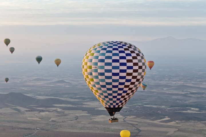 Vol en montgolfière au-dessus de Marrakech : lever de soleil, désert et vues sur l'Atlas | wizardtrip