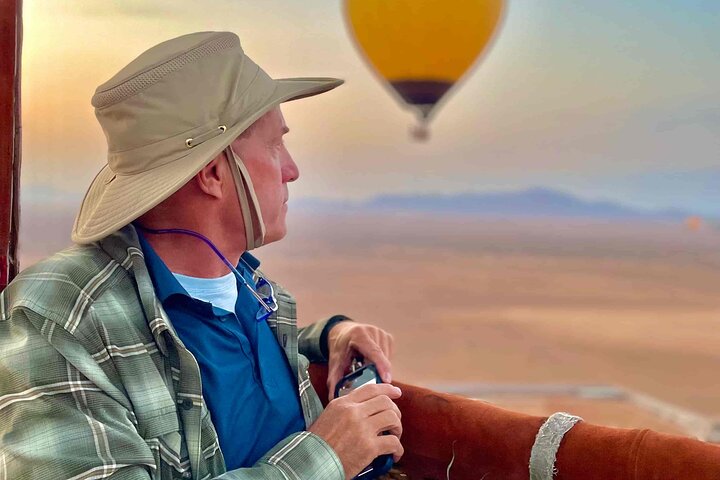 Ballong svever over Marrakech ved soloppgang, med Atlasfjellene som bakgrunn, foto 6 | wizardtrip