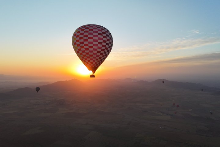 Ballong svever over Marrakech ved soloppgang, med Atlasfjellene som bakgrunn, foto 7 | wizardtrip