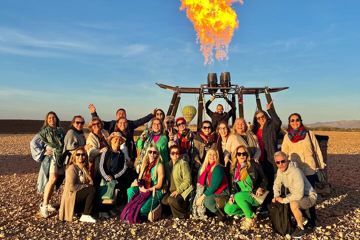 Ballong svever over Marrakech ved soloppgang, med Atlasfjellene som bakgrunn, foto 10 | wizardtrip