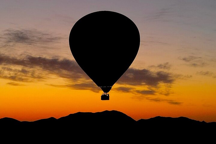 Ballong svever over Marrakech ved soloppgang, med Atlasfjellene som bakgrunn, foto 12 | wizardtrip