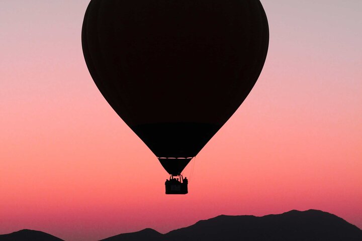 Ballong svever over Marrakech ved soloppgang, med Atlasfjellene som bakgrunn, foto 13 | wizardtrip