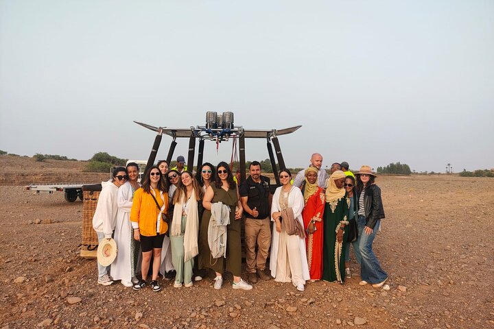 Ballong svever over Marrakech ved soloppgang, med Atlasfjellene som bakgrunn, foto 15 | wizardtrip