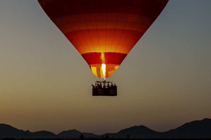 Ballong svever over Marrakech ved soloppgang, med Atlasfjellene som bakgrunn, foto 16 | wizardtrip