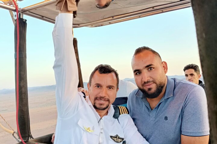 Ballong svever over Marrakech ved soloppgang, med Atlasfjellene som bakgrunn, foto 18 | wizardtrip