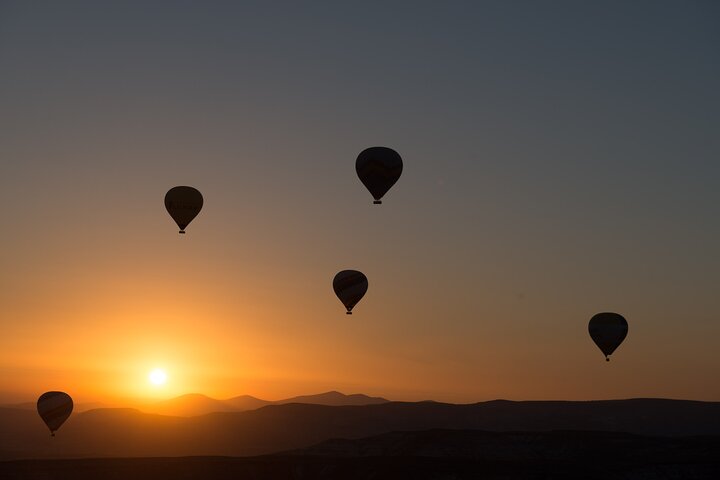 Ballong svever over Marrakech ved soloppgang, med Atlasfjellene som bakgrunn, foto 21 | wizardtrip