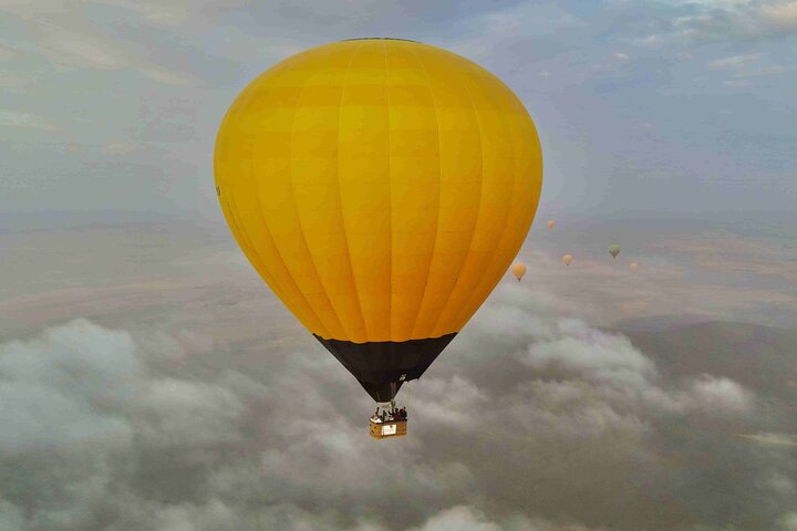 Ballong svever over Marrakech ved soloppgang, med Atlasfjellene som bakgrunn, foto 23 | wizardtrip