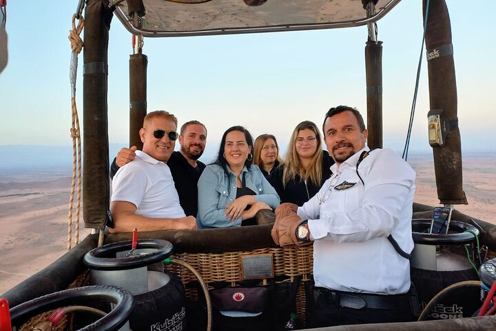Ballong svever over Marrakech ved soloppgang, med Atlasfjellene som bakgrunn, foto 26 | wizardtrip