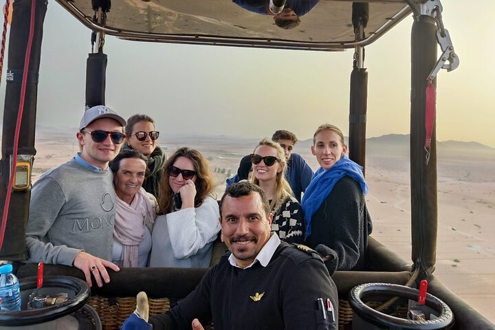 Ballong svever over Marrakech ved soloppgang, med Atlasfjellene som bakgrunn, foto 27 | wizardtrip