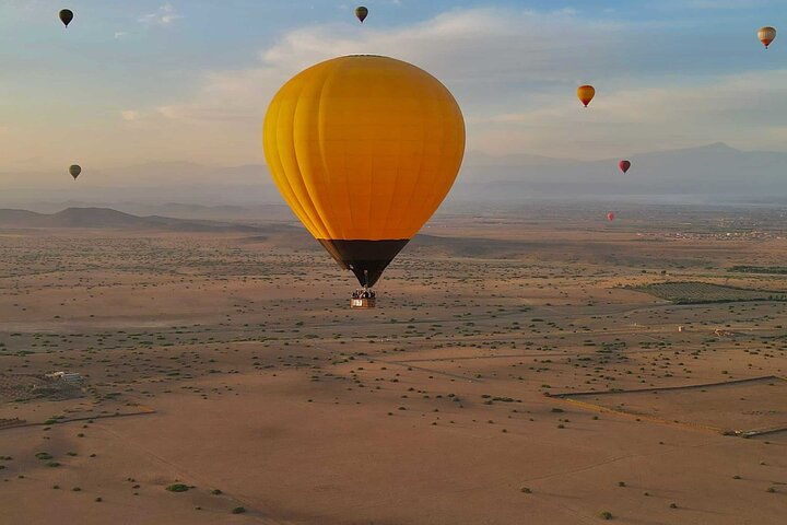 Ballong svever over Marrakech ved soloppgang, med Atlasfjellene som bakgrunn, foto 30 | wizardtrip
