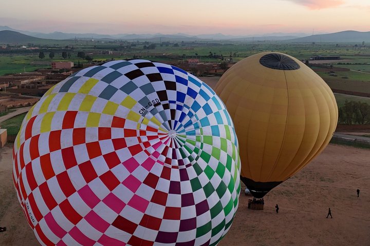 Ballong svever over Marrakech ved soloppgang, med Atlasfjellene som bakgrunn, foto 33 | wizardtrip