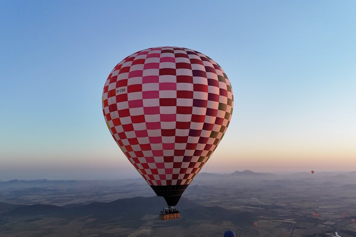 Ballong svever over Marrakech ved soloppgang, med Atlasfjellene som bakgrunn, foto 34 | wizardtrip