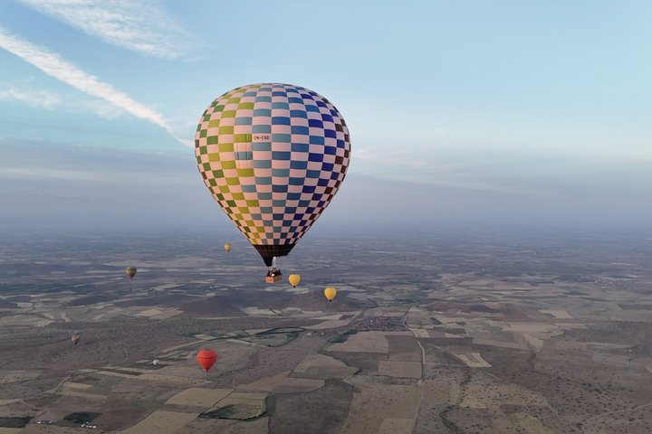 Ballong svever over Marrakech ved soloppgang, med Atlasfjellene som bakgrunn, foto 35 | wizardtrip