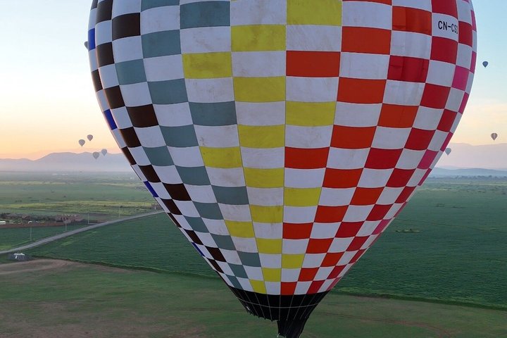 Ballong svever over Marrakech ved soloppgang, med Atlasfjellene som bakgrunn, foto 36 | wizardtrip