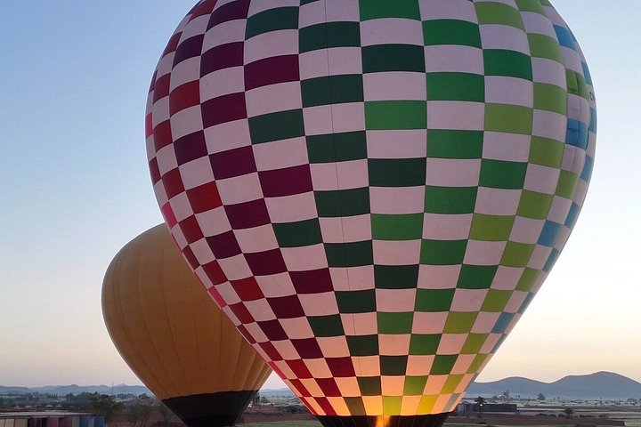 Ballong svever over Marrakech ved soloppgang, med Atlasfjellene som bakgrunn, foto 37 | wizardtrip