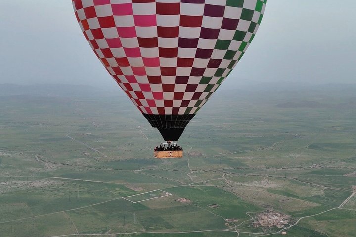 Ballong svever over Marrakech ved soloppgang, med Atlasfjellene som bakgrunn, foto 38 | wizardtrip