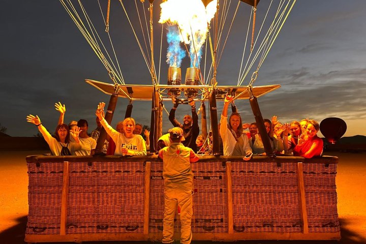 Ballong svever over Marrakech ved soloppgang, med Atlasfjellene som bakgrunn, foto 39 | wizardtrip