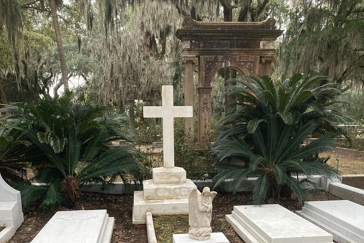 Tour guiado de carrinho de golfe pelo histórico e belo Cemitério Bonaventure em Savannah, foto 16 | wizardtrip