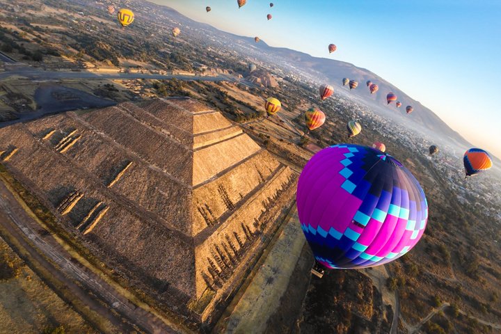 Hot air balloon floating over the ancient pyramids of Teotihuacan, Mexico City, photo 1 | wizardtrip