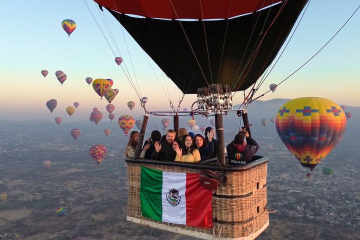 Mongolfiera che fluttua sopra le antiche piramidi di Teotihuacan, Città del Messico, foto 10 | wizardtrip