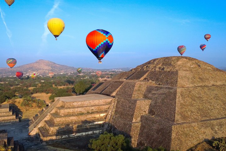 Mongolfiera che fluttua sopra le antiche piramidi di Teotihuacan, Città del Messico, foto 13 | wizardtrip