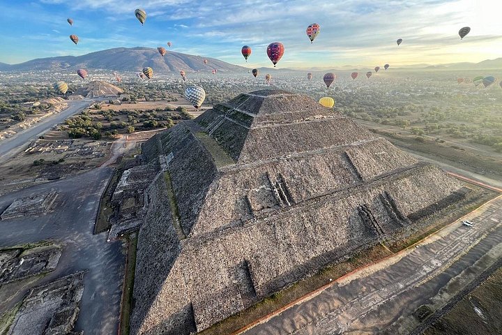 Mongolfiera che fluttua sopra le antiche piramidi di Teotihuacan, Città del Messico, foto 15 | wizardtrip