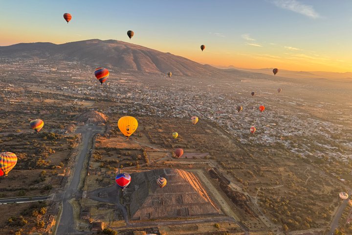 Mongolfiera che fluttua sopra le antiche piramidi di Teotihuacan, Città del Messico, foto 21 | wizardtrip