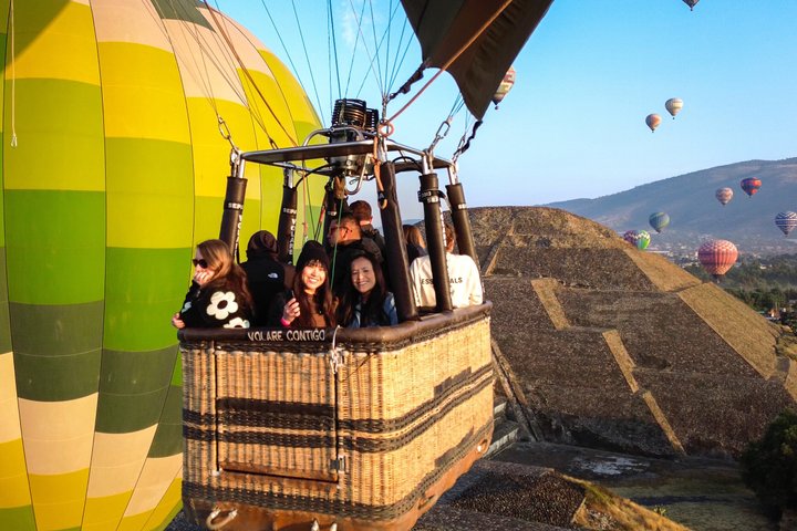 Mongolfiera che fluttua sopra le antiche piramidi di Teotihuacan, Città del Messico, foto 23 | wizardtrip