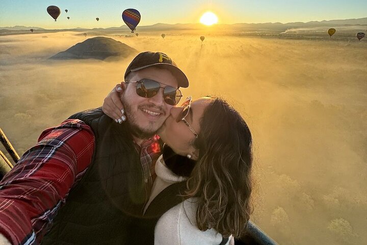 Mongolfiera che fluttua sopra le antiche piramidi di Teotihuacan, Città del Messico, foto 30 | wizardtrip