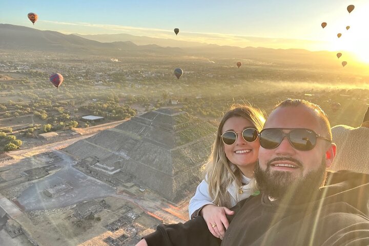 Mongolfiera che fluttua sopra le antiche piramidi di Teotihuacan, Città del Messico, foto 32 | wizardtrip