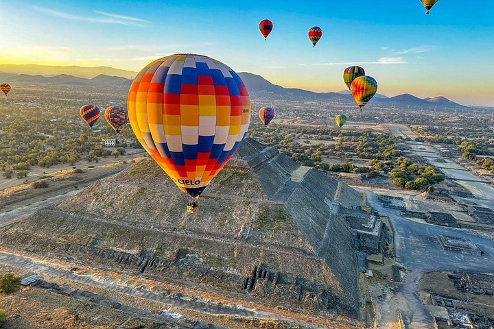 Mongolfiera che fluttua sopra le antiche piramidi di Teotihuacan, Città del Messico, foto 37 | wizardtrip