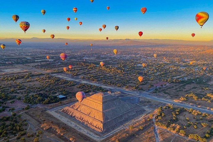 Mongolfiera che fluttua sopra le antiche piramidi di Teotihuacan, Città del Messico, foto 38 | wizardtrip