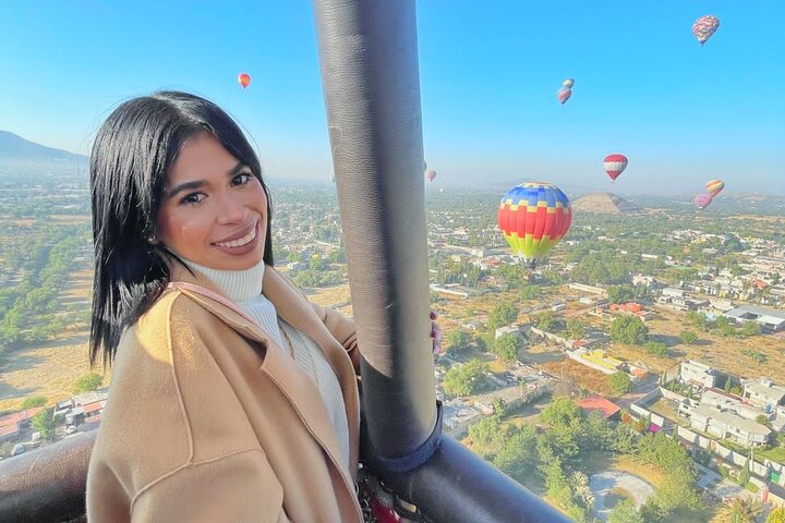 Mongolfiera che fluttua sopra le antiche piramidi di Teotihuacan, Città del Messico, foto 39 | wizardtrip