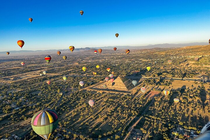 Mongolfiera che fluttua sopra le antiche piramidi di Teotihuacan, Città del Messico, foto 40 | wizardtrip