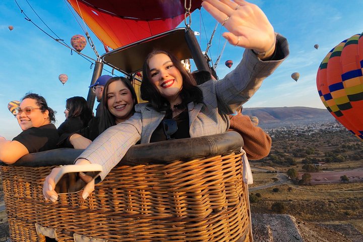 Mongolfiera che fluttua sopra le antiche piramidi di Teotihuacan, Città del Messico, foto 43 | wizardtrip