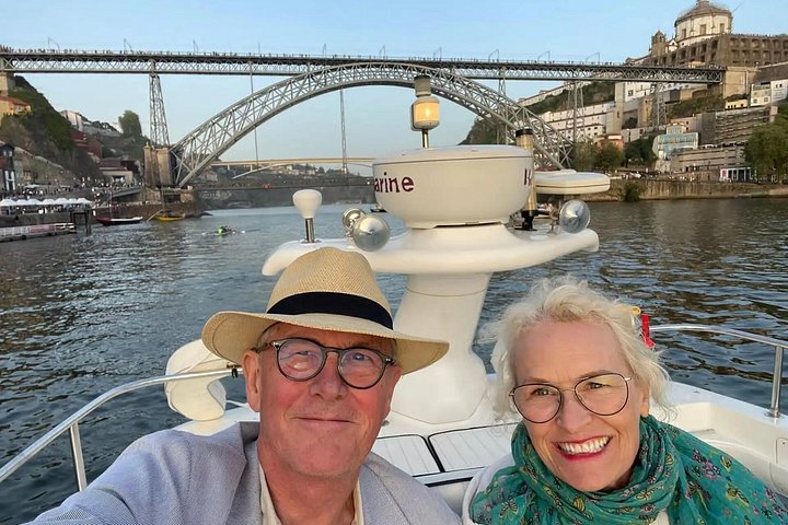 Croisière panoramique sur le fleuve Douro à Porto, passant sous des ponts emblématiques, photo 6 | wizardtrip