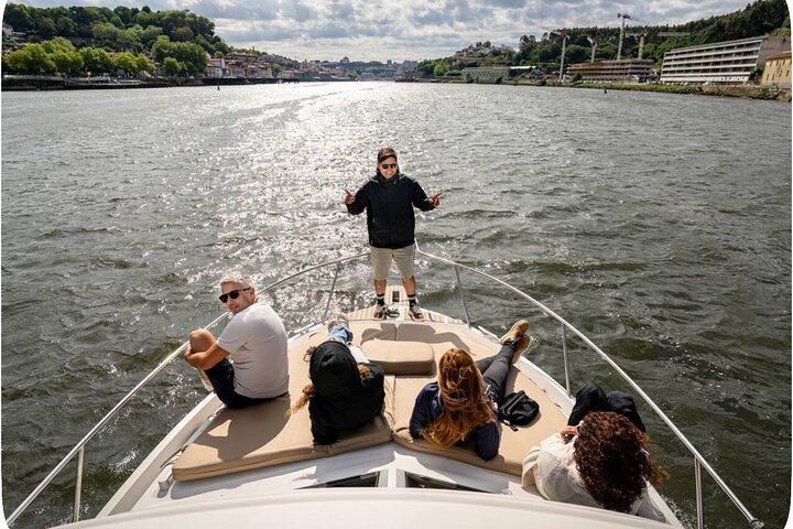 Croisière panoramique sur le fleuve Douro à Porto, passant sous des ponts emblématiques, photo 10 | wizardtrip