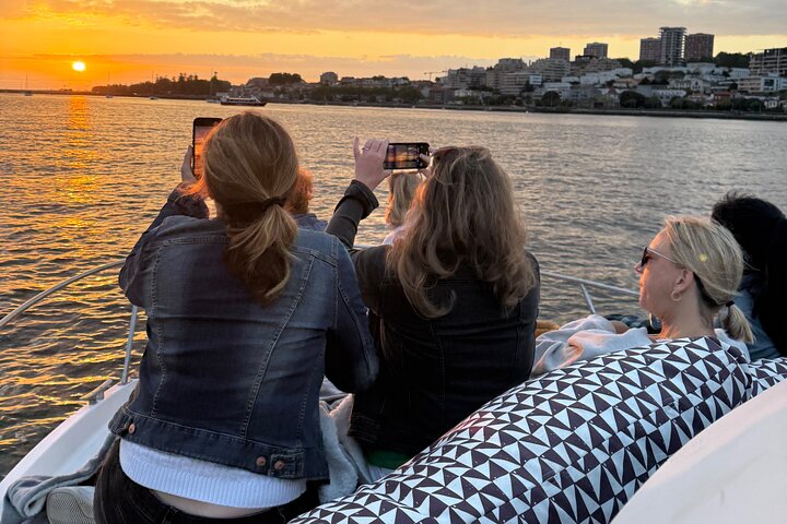 Croisière panoramique sur le fleuve Douro à Porto, passant sous des ponts emblématiques, photo 11 | wizardtrip