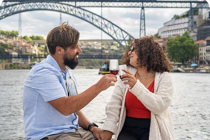 Croisière panoramique sur le fleuve Douro à Porto, passant sous des ponts emblématiques, photo 12 | wizardtrip